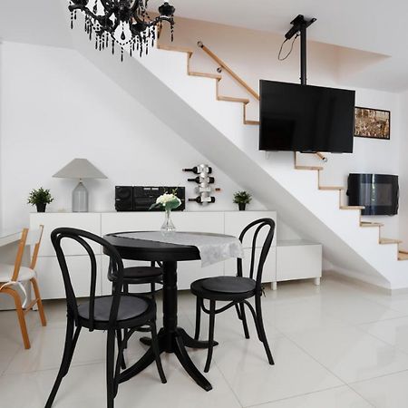Gorgeous 2 Bedroom Duplex In City Center Bukarest Exterior foto